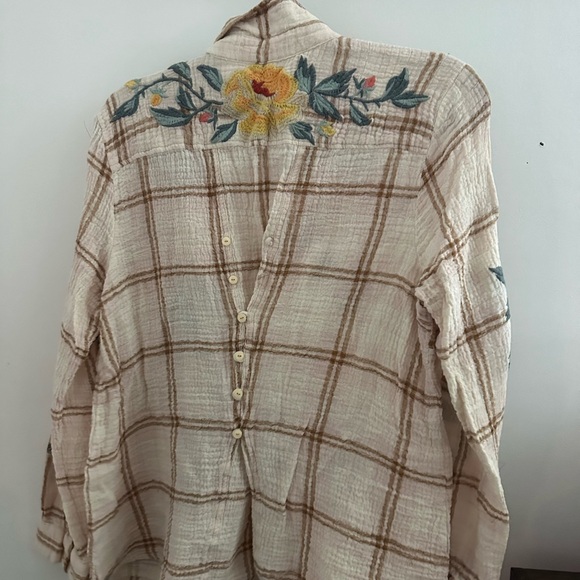 Johnny was buttoned up - Picture 3 of 3